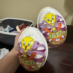 Looney Tunes Warner Bros. 1996 Tweety Bird Plastic Easter Egg Vintage Ullman Co. Set of 2 