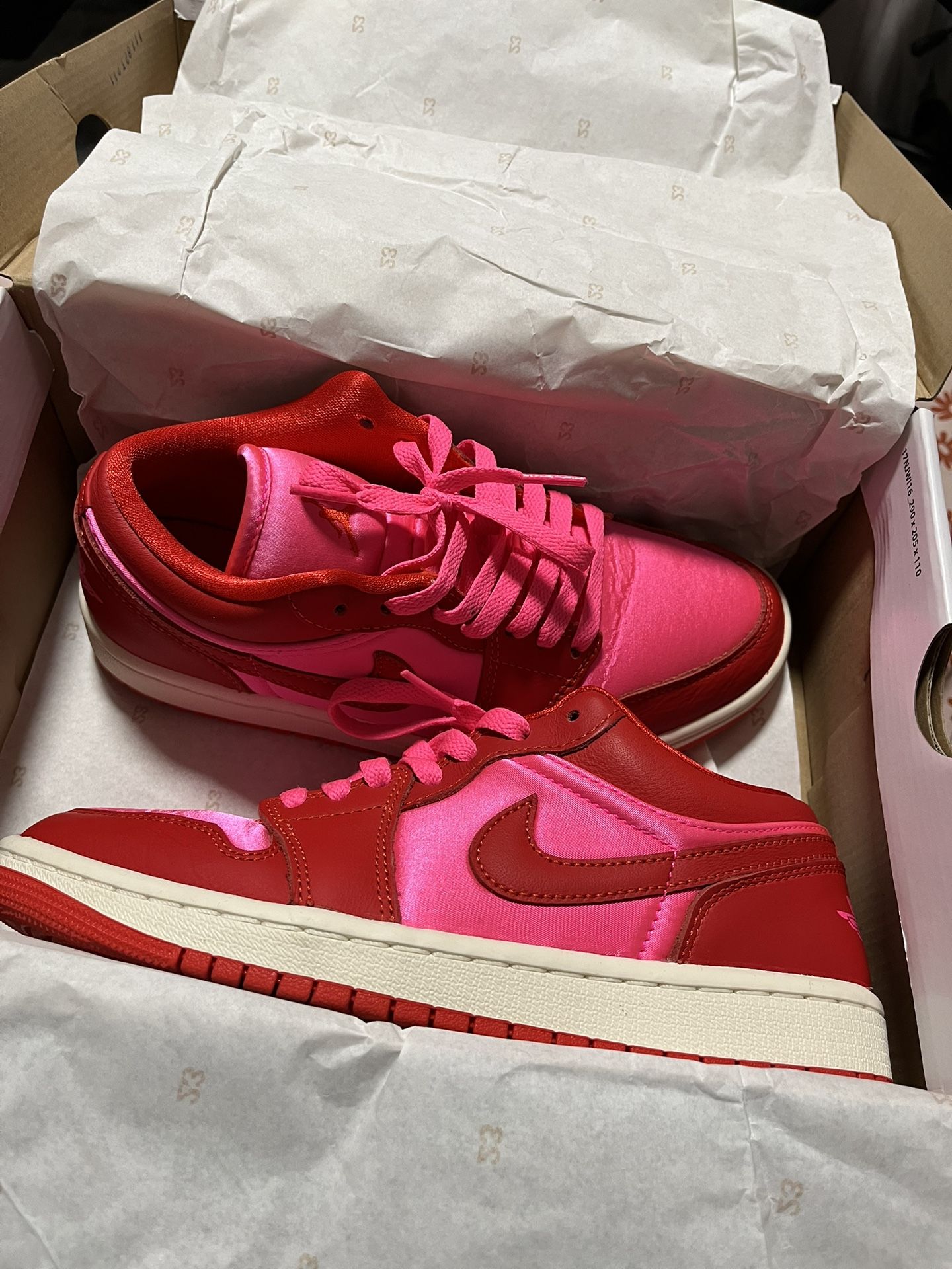 Jordan 1 low SE pink blast chile red sail