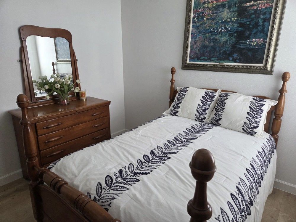 Antique Solid Wood Bedroom Set With Adjustable Frame