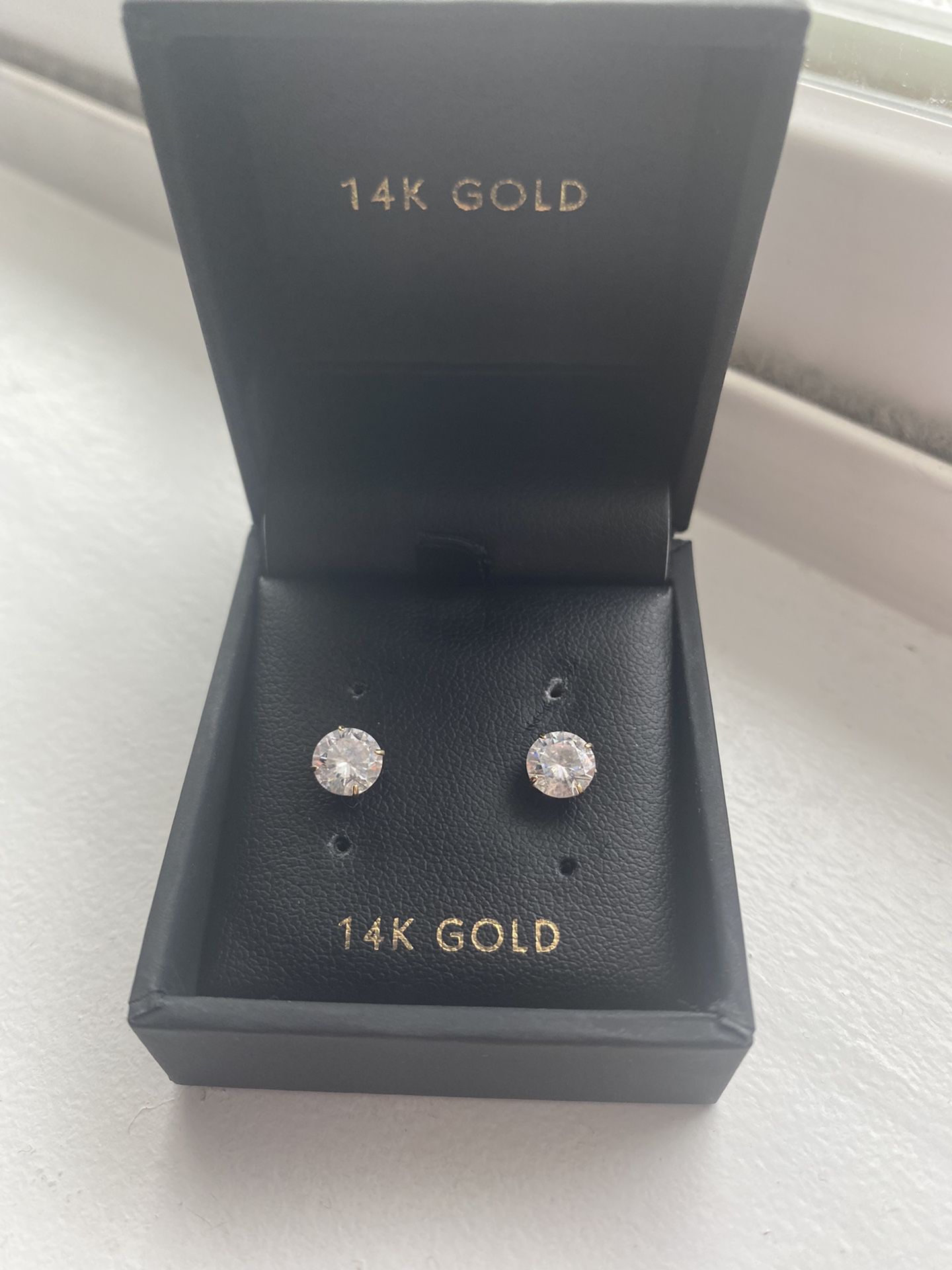 14k Solid Gold Earrings With 1/5ct Diamond