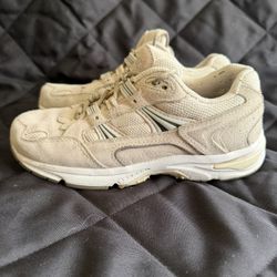 Vionic Womens Walker Fitness Workout Walking Shoes  Size 6