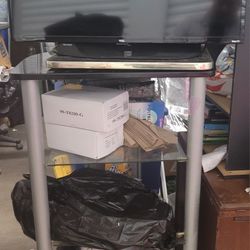 32" Roku TV With That Cable Stand Or The Other One