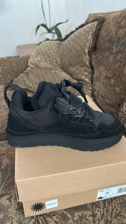 New never worn Ugg size 8