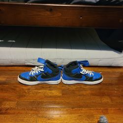 Nike boys blue and black high top shoes size 5Y