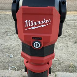 MILWAUKEE ROCKET LED WORK LIGHT M12