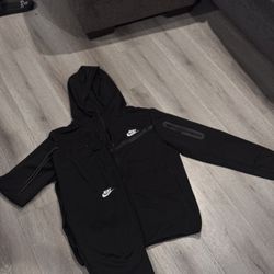 Black Nike Tech Set (medium )