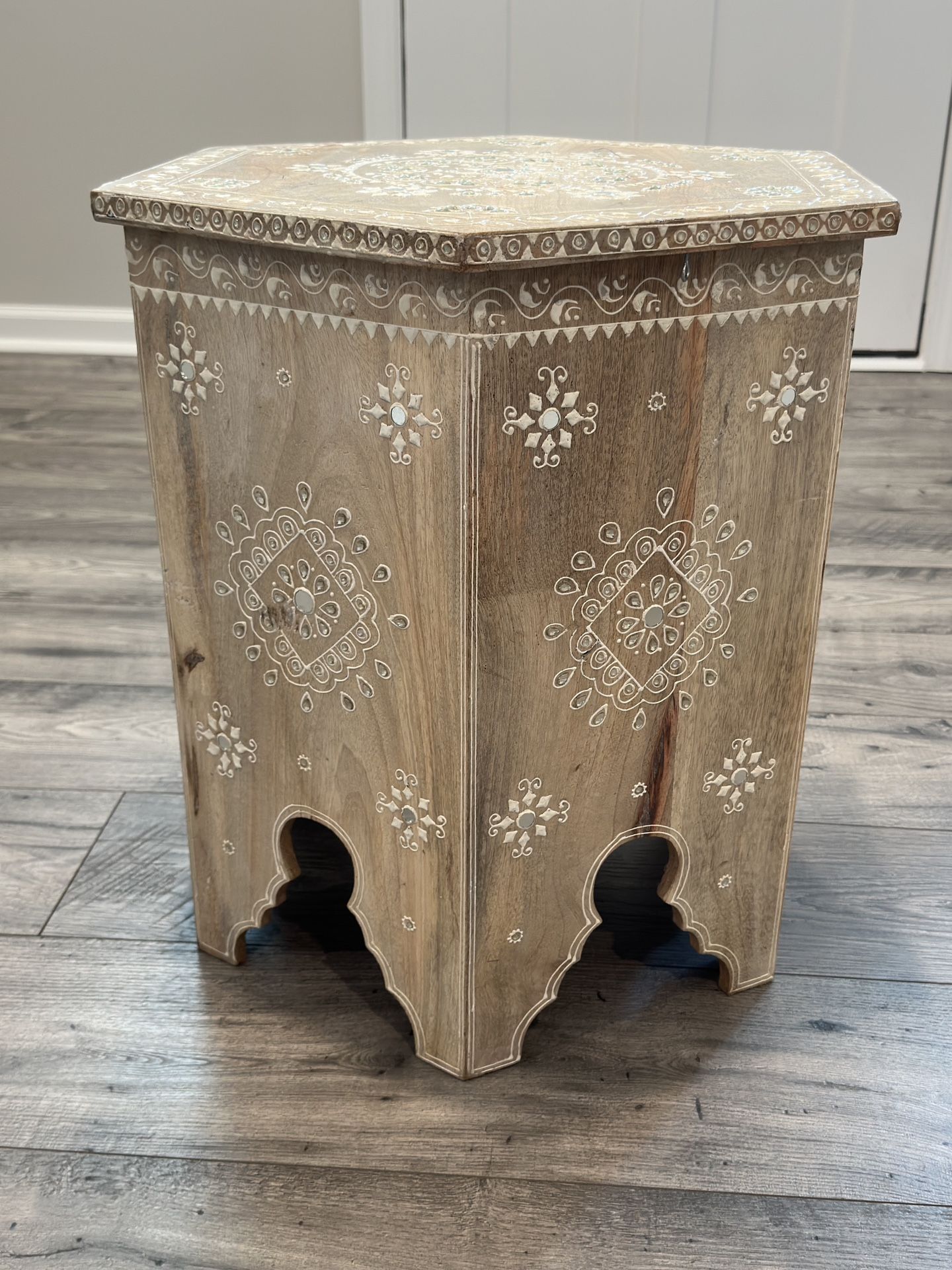 Beautiful Light Wood Inlay Accent End Table