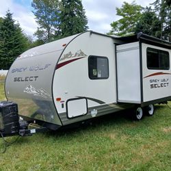 2015 Grey Wolf  select by Forrest.River , 1 slide and Like New condition