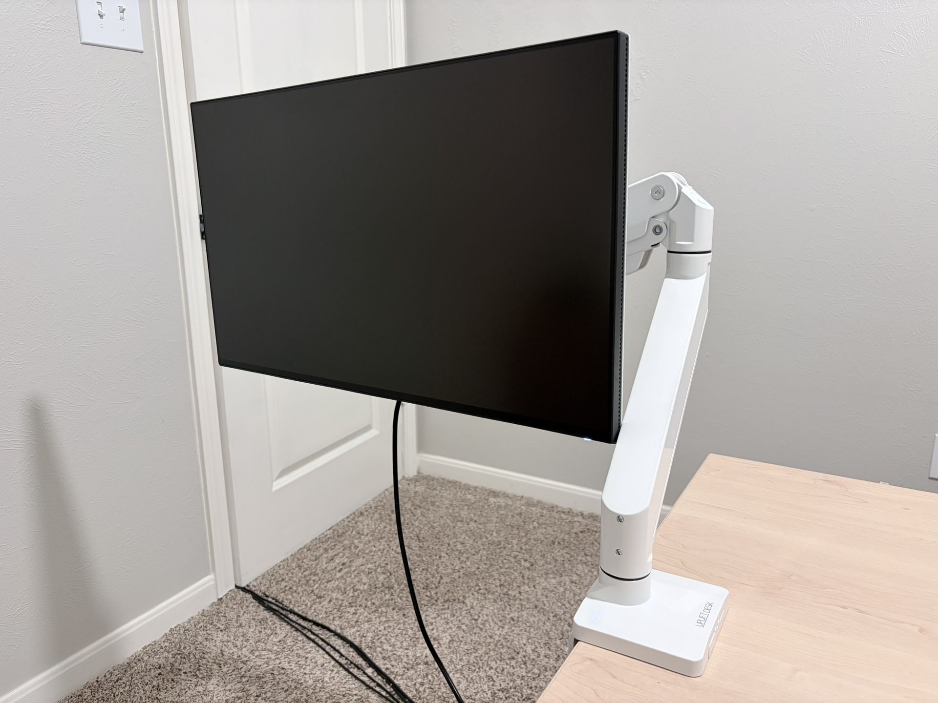 Alienware AW2721D 27” QHD Monitor + Uplift Crestview Arm