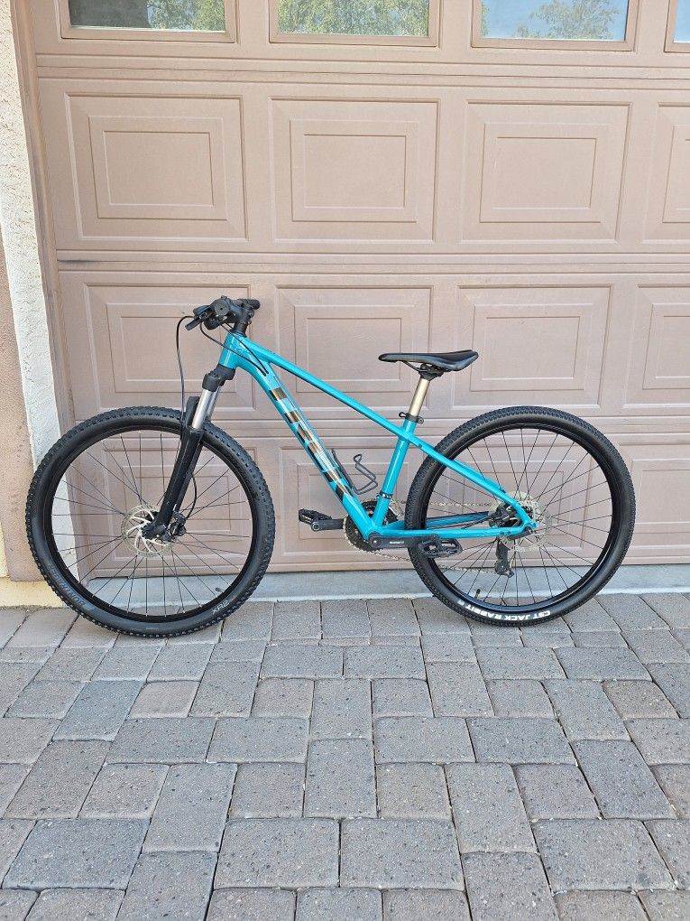 TREK MARLIN 5 MOUNTAIN BIKE 27.5 INCH LIKE NEW ( CHECK MY OTHER BIKES)