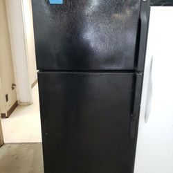 Ge Black Top Freezer Refrigerator 18cf 
