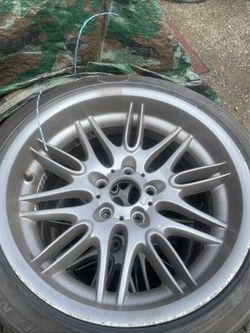 Oem bmw 5 series rims and tires tread is bran new