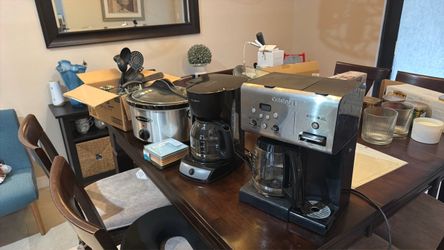 Free.  Gratis. Kitchen articles and utensils