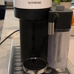 Nespresso Latissima DeLonghi With Stand
