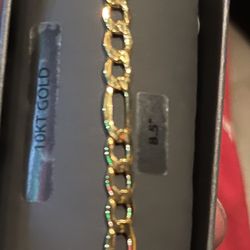 Brand new 10k 8.5in Figaro bracelet