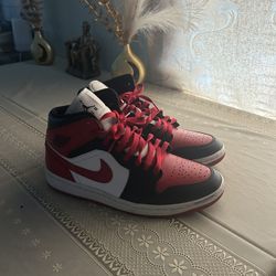 Air Jordan 1 Mid SE