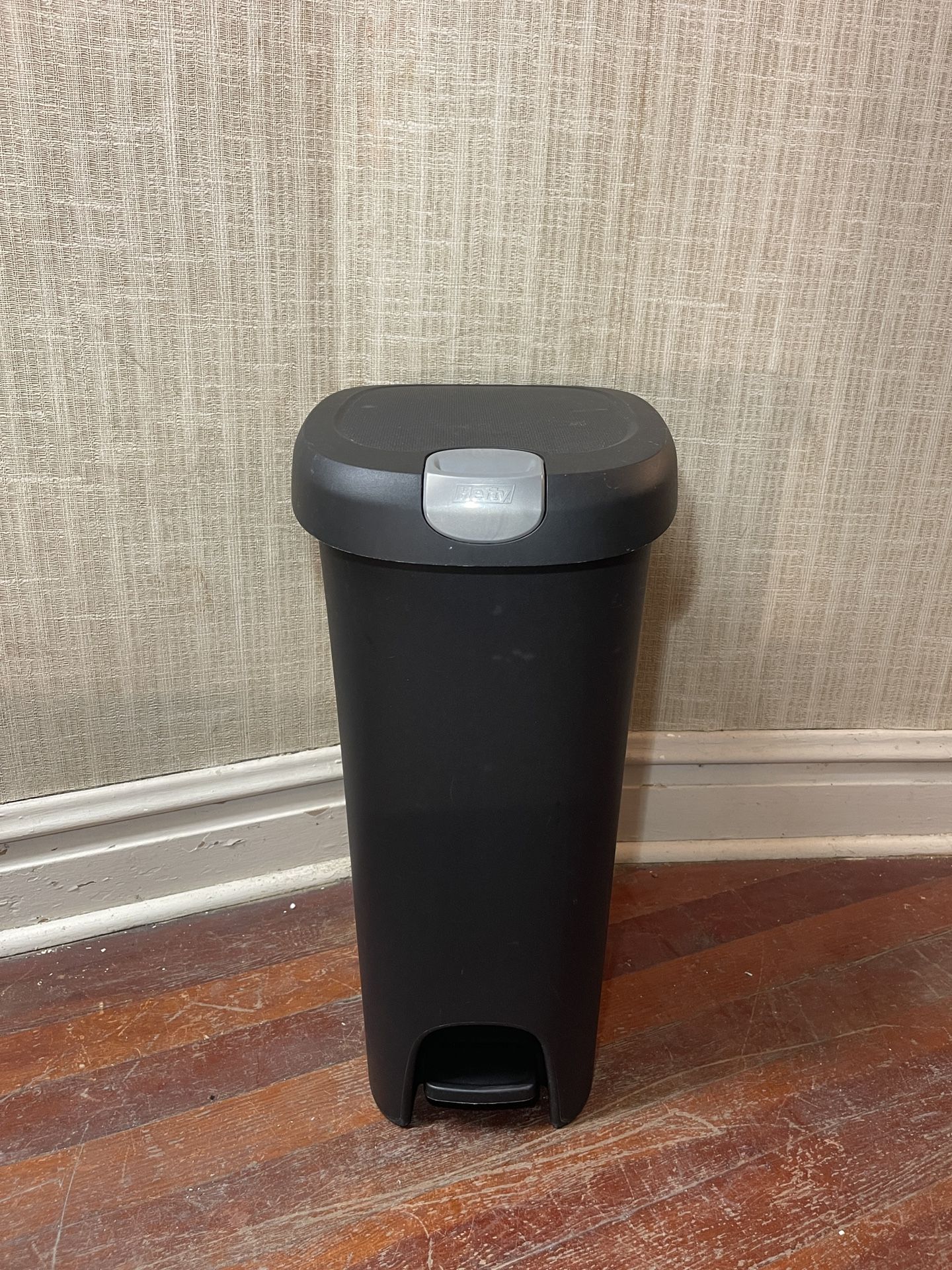 Step Trash Can 13.5 Gal