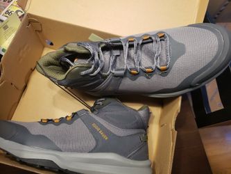 New. Mens 13 sneaker/boot.