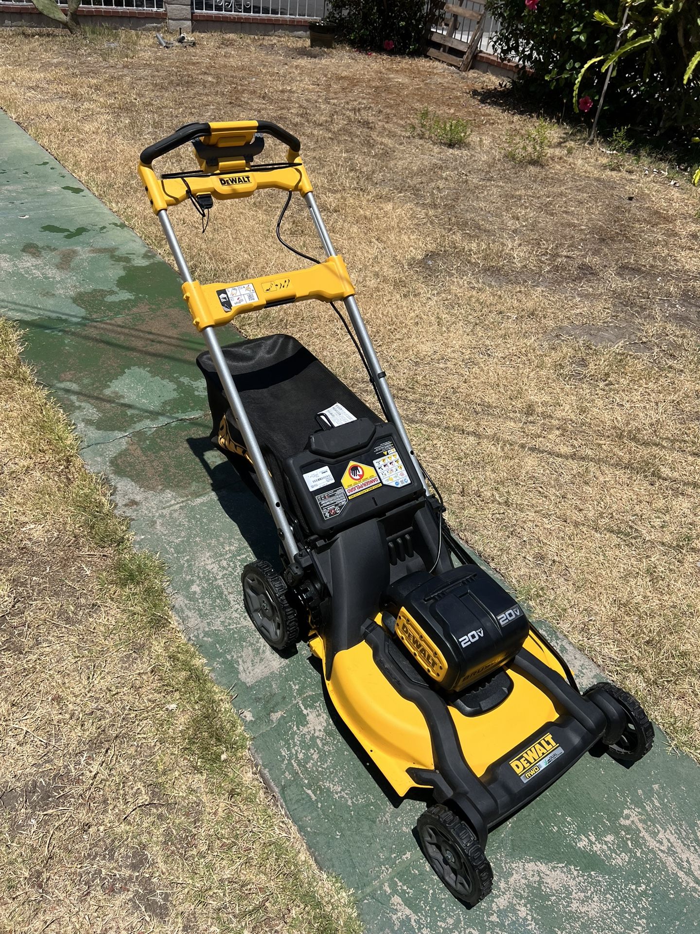 DEWALT 2x20V MAX 21 Cordless Battery Powered Self Propelled