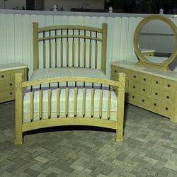 Queen size bedroom set, mattress and boxspring included. Wood and marble. Delivery available for an additional cost. 