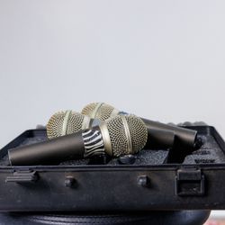 Box Of Matching Samson Microphones. (Shure SM-58) Ripoff