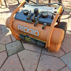 Air Compressor, 5 Gallons 135 Psi Ridgid
