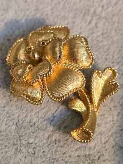 Vintage Trifari Gold-Tone Flower Brooch Pin