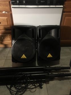 2 BERINGER power Speakers. 12 inches 550 watts Each One.
