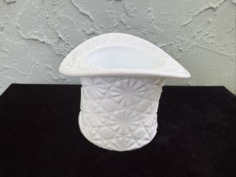 FENTON Vintage Milkglass Daisy-Button Top Hat Vase (H: 3-1/2”)
