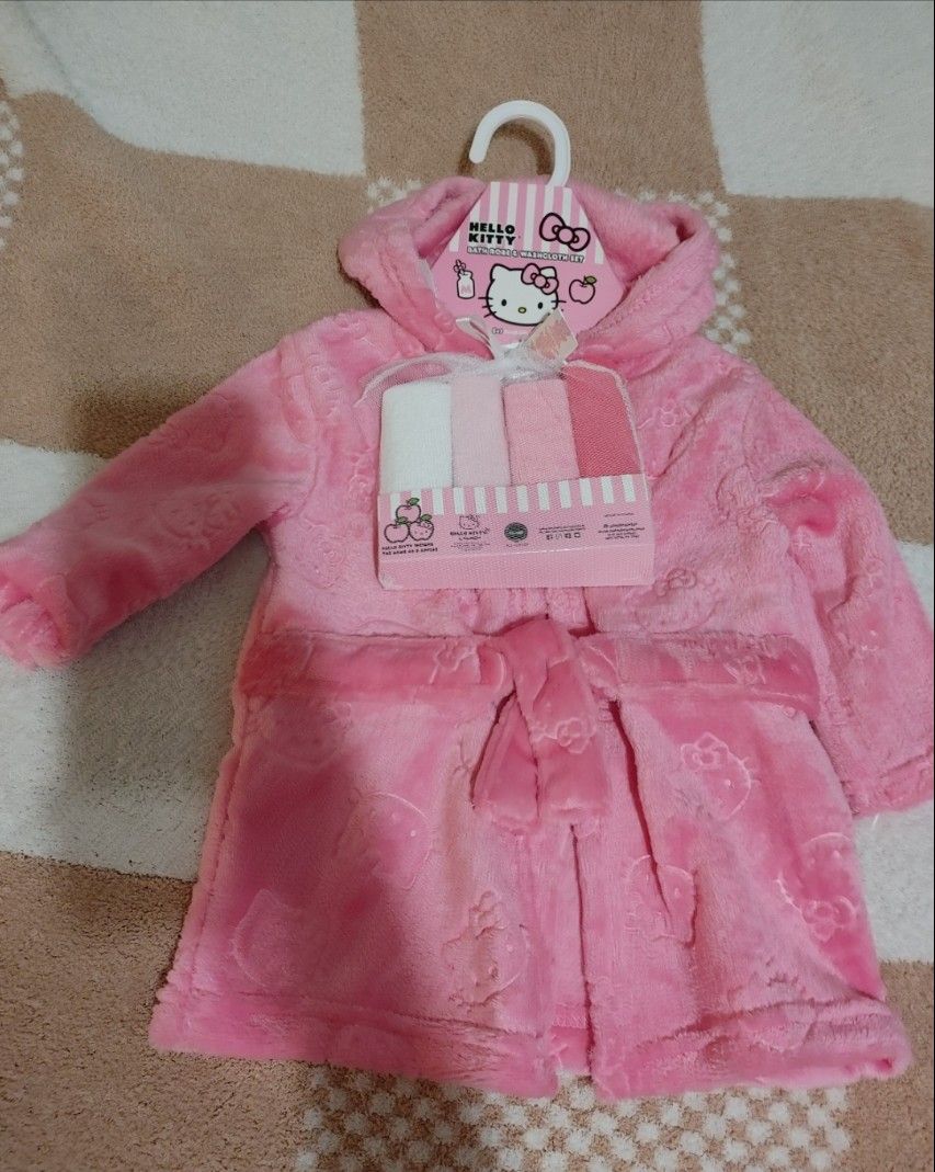 Hello Kitty Embossed Baby Robe & 4-Set Wash Cloths