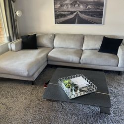 Sectional couch with Chaise