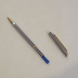 Vintage Quill USA Ballpoint Pen Chrome Gold Trim Mitsubishi Motors Logo. Made in USA. Vintage, 80s.
Mirror-polished chrome barrel accented by a gold-