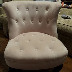 Vintage Pink Velvet Chair. 