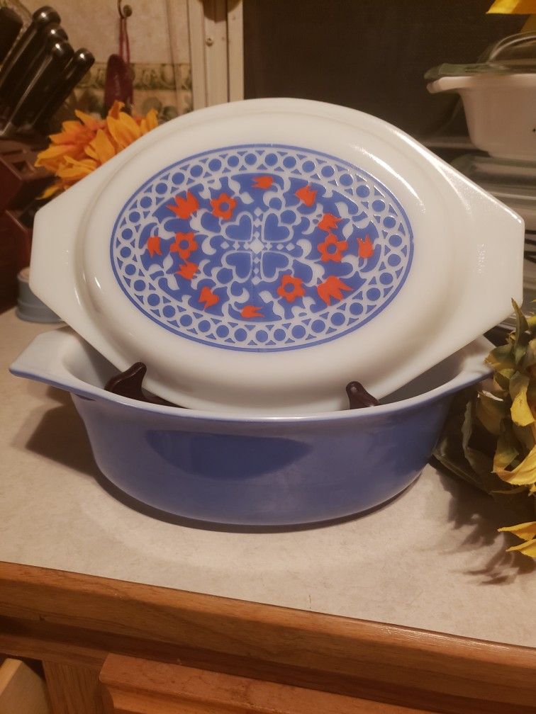 PYREX VINTAGE CASSEROLE DISH WITH LID