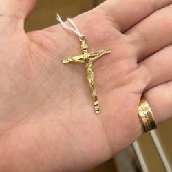 14K Gold Jesus On The Cross Pendant 