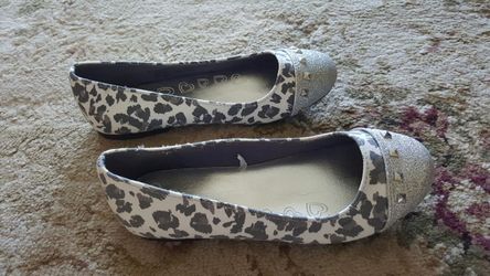 Childrens Place silver shoes - Size Girls 1