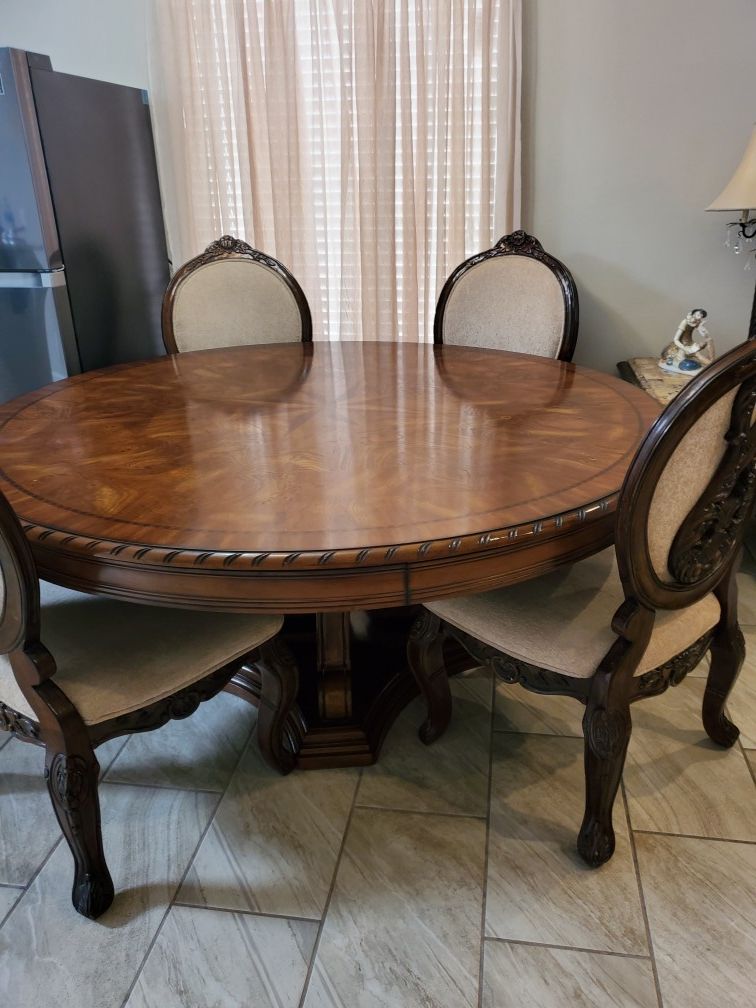 Great Dinning table with chairs