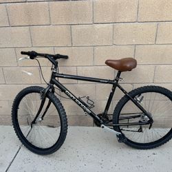 Cannondale M200SE mountain bike, 22-inch frame, 26-inch wheels, handcrafted in the USA. Cannondale M200SE 山地自行车，22英寸车架，26英寸轮径，美国手工制造。