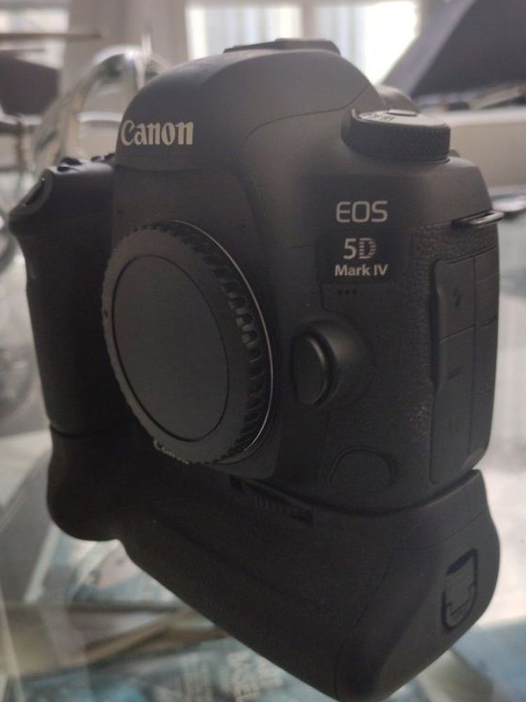 Canon 5D Mark IV Body only with battery grip