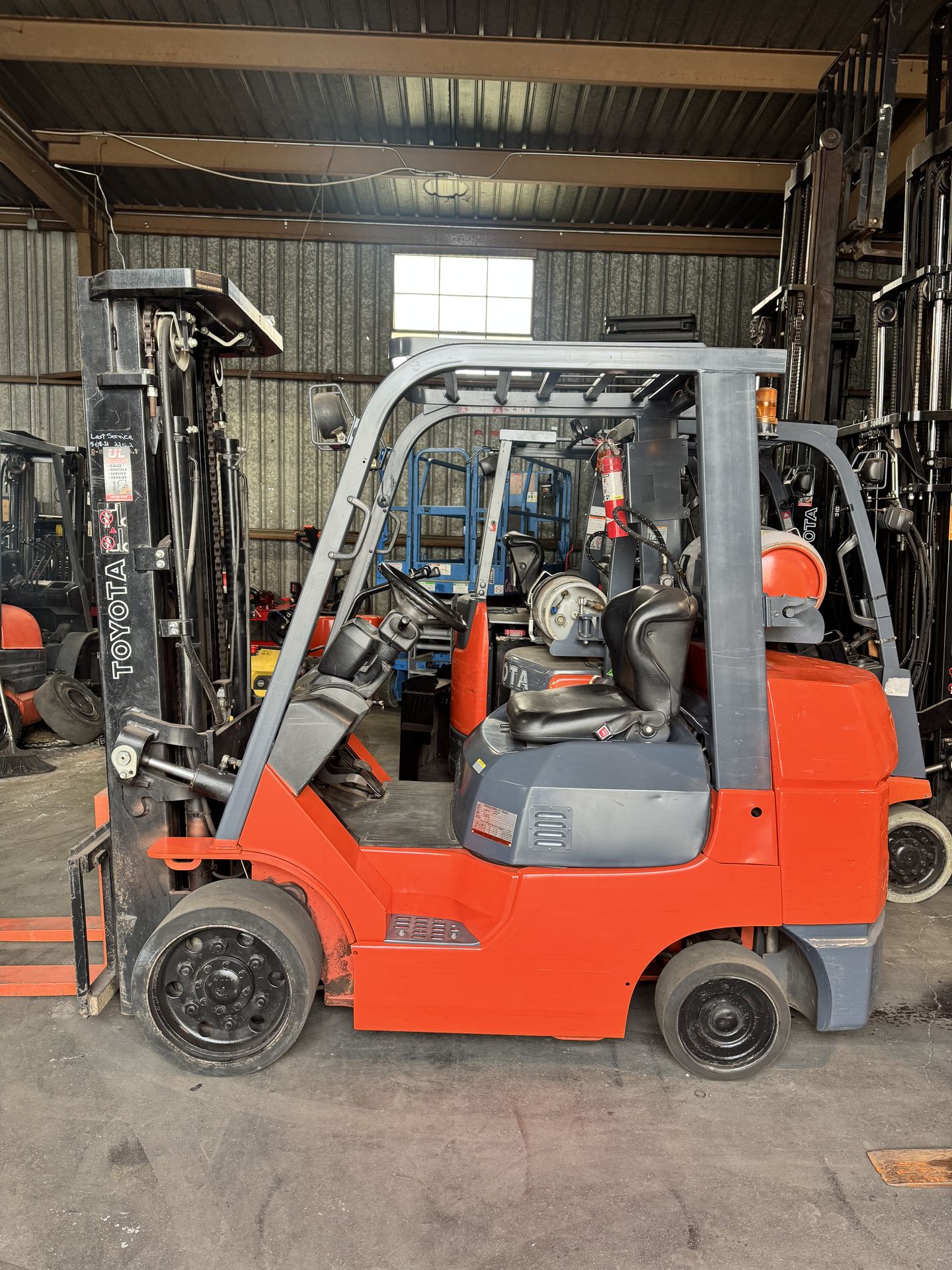 6,000 LB CAPACITY TOYOTA PROPANE FORKLIFT