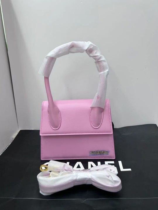 JACQUEMUS Fashionable Handbag