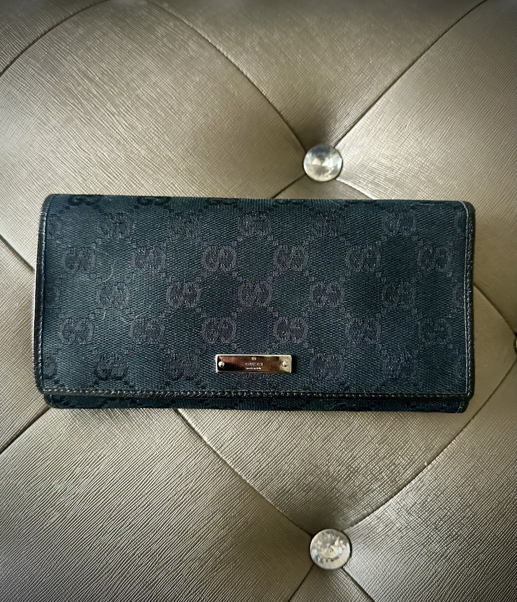 Authentic Classic Gucci Wallet In Black Emblem (Large)