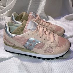 The Saucony Jazz Original Vintage Tan Brown Cement Sneakers are a stylish and comfortable choice for women in size 5.5 US. Featuring a lace-up closure