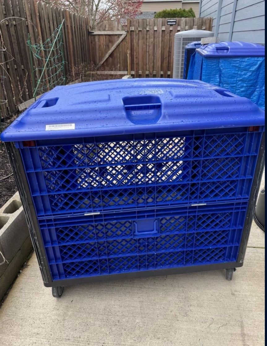 Global Industrial Vented Wall Container Drop Gate /lid/caster 39