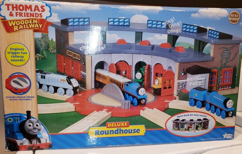 THOMAS & FRIENDS DELUXE ROUNDHOUSE WOODEN RAILWAY (NIB)!