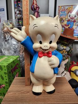 Warner Bros Studios Store Statue