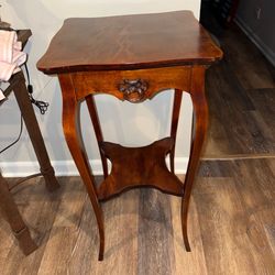 Early 20th Century Queen Anne style 2 tier parlor table  excellent Vintage condition  Stunning