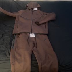 nike tech sweatsuit brand new with tags 