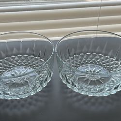 2 glass bowls 