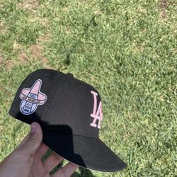 Black and pink La hat